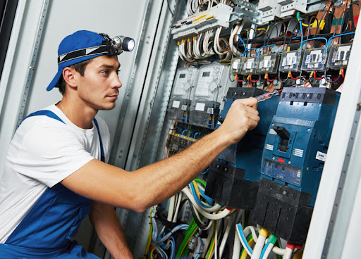 Die sicherheitstechnische Bedeutung der UVV Prüfung im Rahmen der DGUV V3 Prüfung für elektrische Geräte